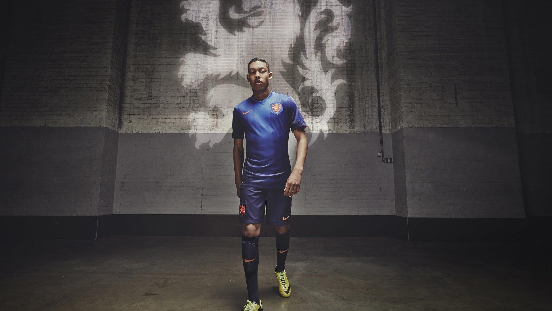 足坛震撼!天价转会刷新纪录,超级巨星加盟豪门引发全球热议