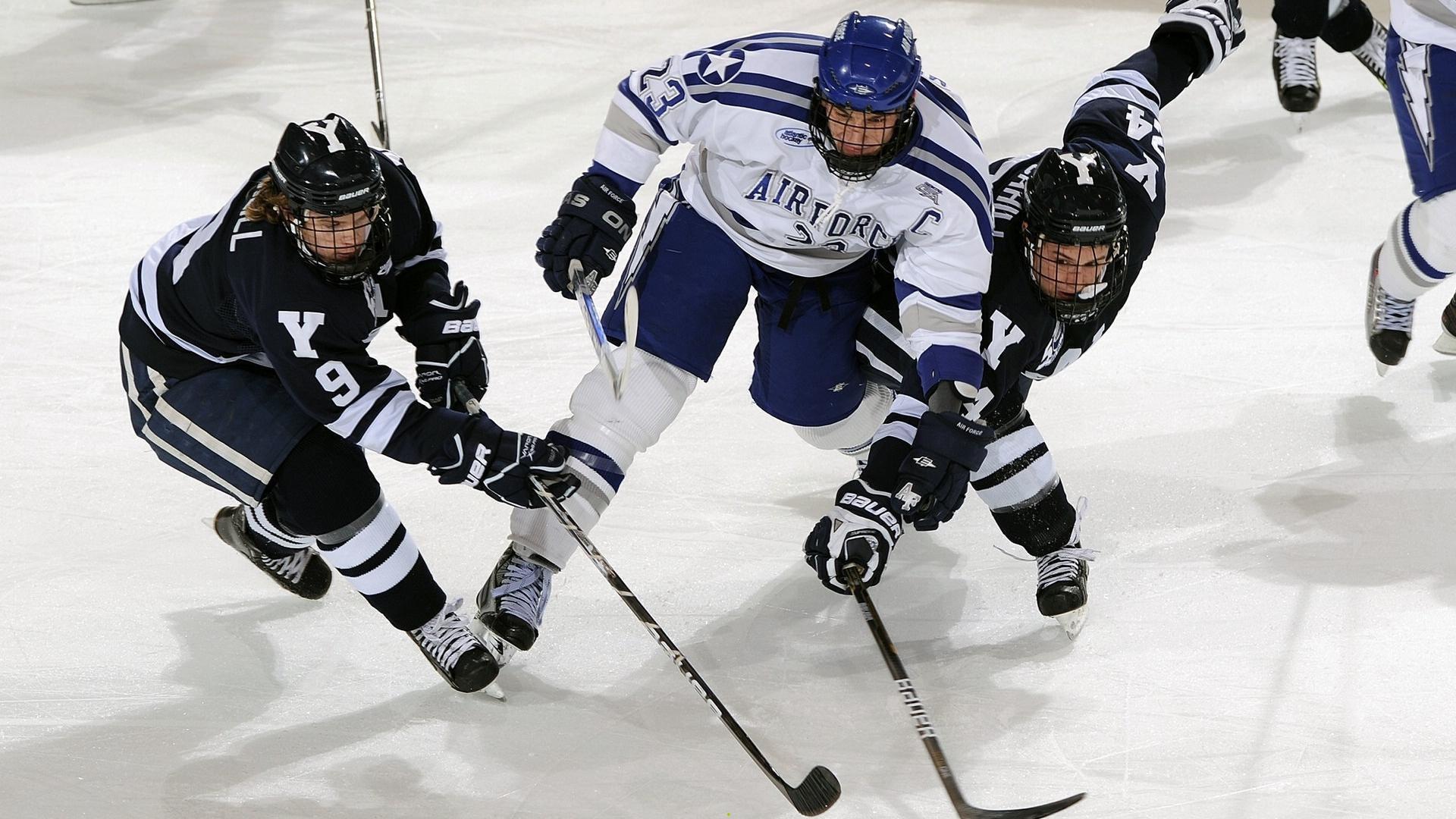 詹姆斯率队逆转取胜,湖人锁定季后赛席位