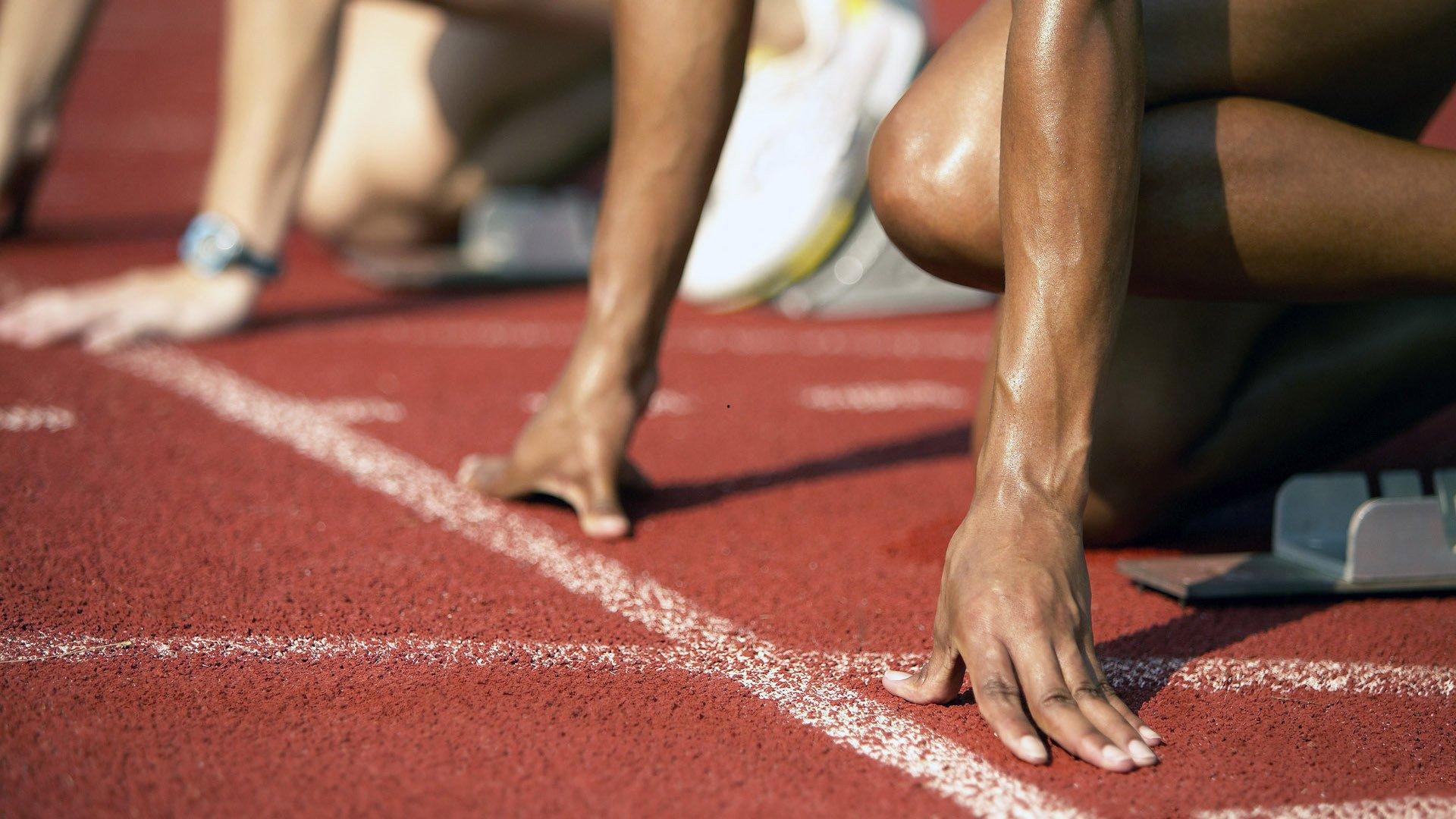 弗里克回应亚马尔换下风波，理解球员情绪，但团队纪律至上